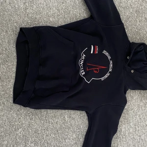 Moncler hoodie  - Tjenare! Säljer min moncler hoodie priset kan diskuteras i dm!