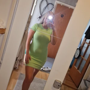 Klänning - Super fin lime grön klänning, enbart testad för att ta en bild men den är lite för tight för mej därmed säljs den🫶🏼 