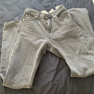 Calvin klein jeans - Jätte fina jeans så synd att dom har blivit för små😢 i använd skick dvs lite slitet längst ner men inget annat