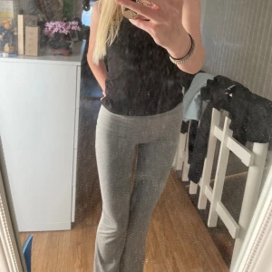 Yoga pants - Säljer mina yoga pants då de är för små för mig och inte används längre. Har använts flertal gånger men är i bra skick utan fläckar och skador. 100kr plus frakt. Skriv om det är något mer du undrar över💕