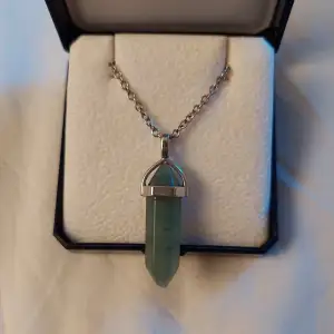 Supersnyggt halsband med en jade kristall. Köptes för ca 100kr i en kristallbutik I Stockholm. Kolla gärna in min profil för fler kristallsaker!