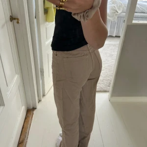 jeans - skit snygga jeans från monki i en mörkare beige, använd ett fåtal gånger och är i bra skick!!💘💘💌🌟