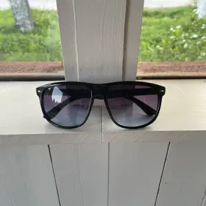 Riktigt snygga solbrillor som liknar Rayban boyfriend. Perfekta nu inför sommaren. Priset kan diskuteras!