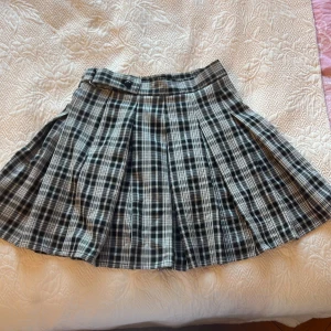  Kort kjol -  Har använt den kjolen några gånger men ser som helt ny ut och är lite kort. Men skulle kunna säga att den kanske skulle kunna vara så här som är S.