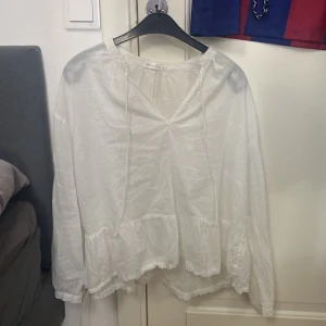 Blus - En gammal blus från lager den är lite vågig/ ser sliten ut på botten. Den är gammal där av skicket och priset. Den är lite genomskinlig så jag brukar ha ett linne under☺️