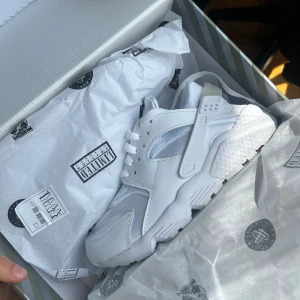 Nike Air Huarache - Heelt nya Nike air huarache, säljer pga dem va för små för mig. Strl 38 dam.  Oanvända, skick 10/10 har bara testat dem. Kartong medföljer oxå såklart skriv för fler bilder elr frågor
