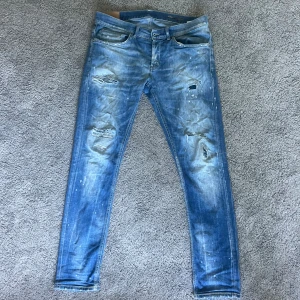 Dondup jeans  - Tja! Säljer nu dessa trendiga Dondup jeans då dom är försmå. Dom är användna men fortfarande i bra kvalite 7/10. Dom är i storlek w33 men sitter väldigt tight. Skulle ana att dom även passar mindre storlekar. Vid några frågor är det bara att skriva😉