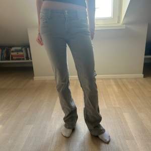 Jeans från Ginatricot, ganska använda men inga tecken på användning. Modellen är 165 och bär storlek S. 250 inklusive frakt!