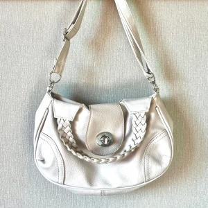 Söt väska - Liten axelväska med flätat handtag💞 Dragkedjan till innerfickan är tyvärr trasig, annars i bra skick förutom små missfärgningar på innerfodret💓