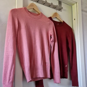 2 finstickade tröjaor - Två finstickad tröjor från märket Holly & Whyte i str xs. Båda kan köpas för 50kr + frakt! Säljer då jag inte längre är en xs. Skriv vid frågor!