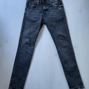 Säljer mina snygga mörkgråa replay jeans i storlek 29/30 i skicket 9/10, nypris runt 1500kr mitt pris 429kr. Har du frågor är det bara att du hör av dig!