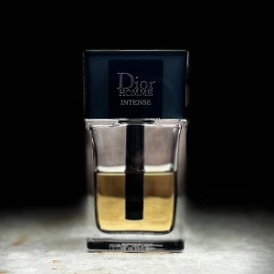 Dior homme intense - parfym - Parfym: dior homme intense   Mått: 5 ml, 10 ml  Beskrivning: Kryddig, maskulin, träig doft som passar perfekt för både vintrar och hösten men också sena sommarnätter. 