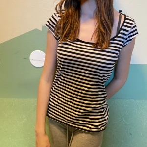 Randig T-shirt  - Bra skick inge skador läker fläckar nästan aldrig använd pris går att diskutera