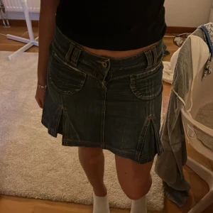 jeanskjol - jeanskjol med coola detaljer, har en defekt se sista bilden💓 står ingen storlek men passar mig som vanligtvis har S pris diskuterbart!