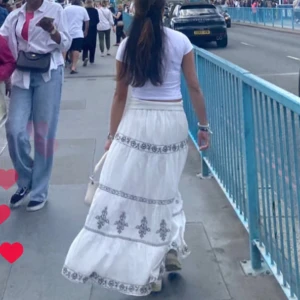 Långkjol - Säljer min super snygga långkjol från zara! Knappt använd.