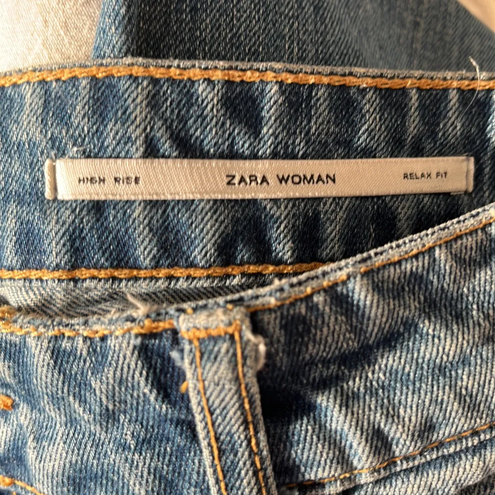 Zara jeans med slitningar som är baggy fit, helt oanvända! Strl s/m. Jeans & Byxor.