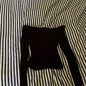 Offshoulder tröja - Snygg offshoulder tröja! Säljer även en likadan i vit