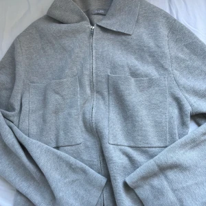 Fin tröja - Passar till allt super gullig❤️är storlek m men jag när xs och den sitter snyggt men lite oversized på mig så det beror på hur tajt och kort man vill att den sitter ❤️