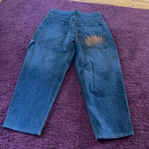 Jncos - Fett snygga jnco jeans med broderier, skriv för mått eller vid frågor och skriv helst innan du köper :)