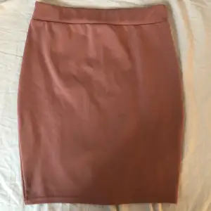 Smutsrosa kjol från Nelly. Relativt stretchig i midjan
