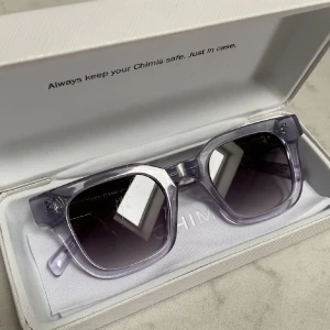 Chimi solglasögon - Jag säljer desssa chimis då jag har andra jag gillar mer så dessa kommer inte till användning. Använda lite men ändå i bra shick! Dom är blå lila i färgen och limited edition hm X Chimi. Modell 04 