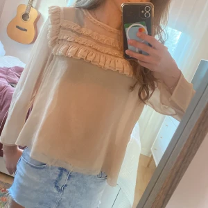 Jätte fin blus - Det här är en jätte fin genomskinlig beige blus som är använd några gånger och är i okej skick. Båda knapparna har gått av vid båda ärmarna men ser lika fint ut. Kontakta mig och du är intresserad eller vill lägga prisförslag💞. 