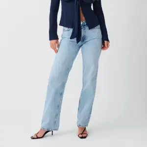 Blåa raka jeans från Ginatricot i storlek 34. Jätte fint skick.
