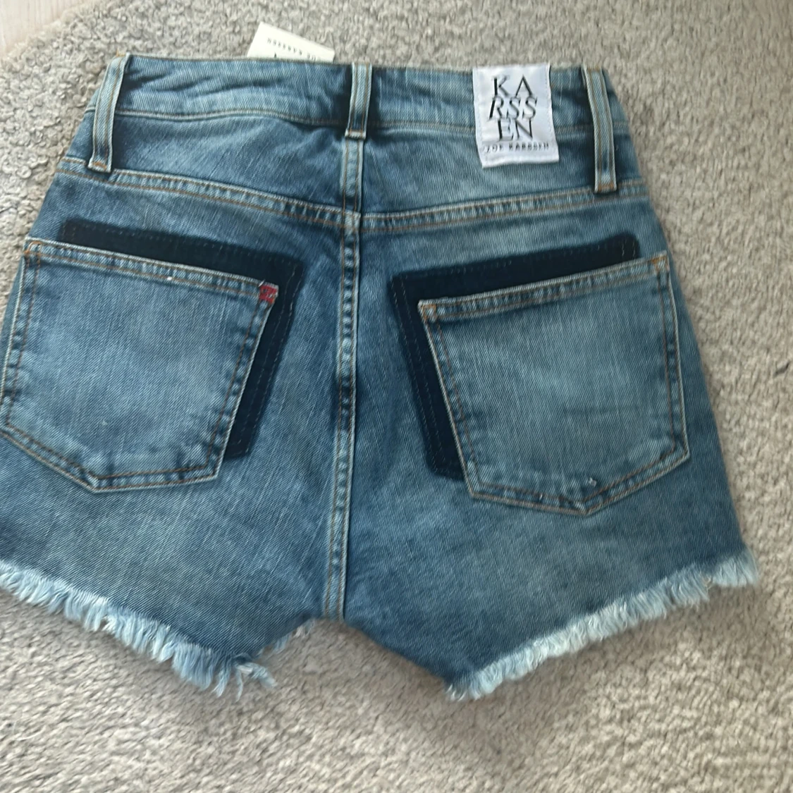 Oanvända jeansshorts 