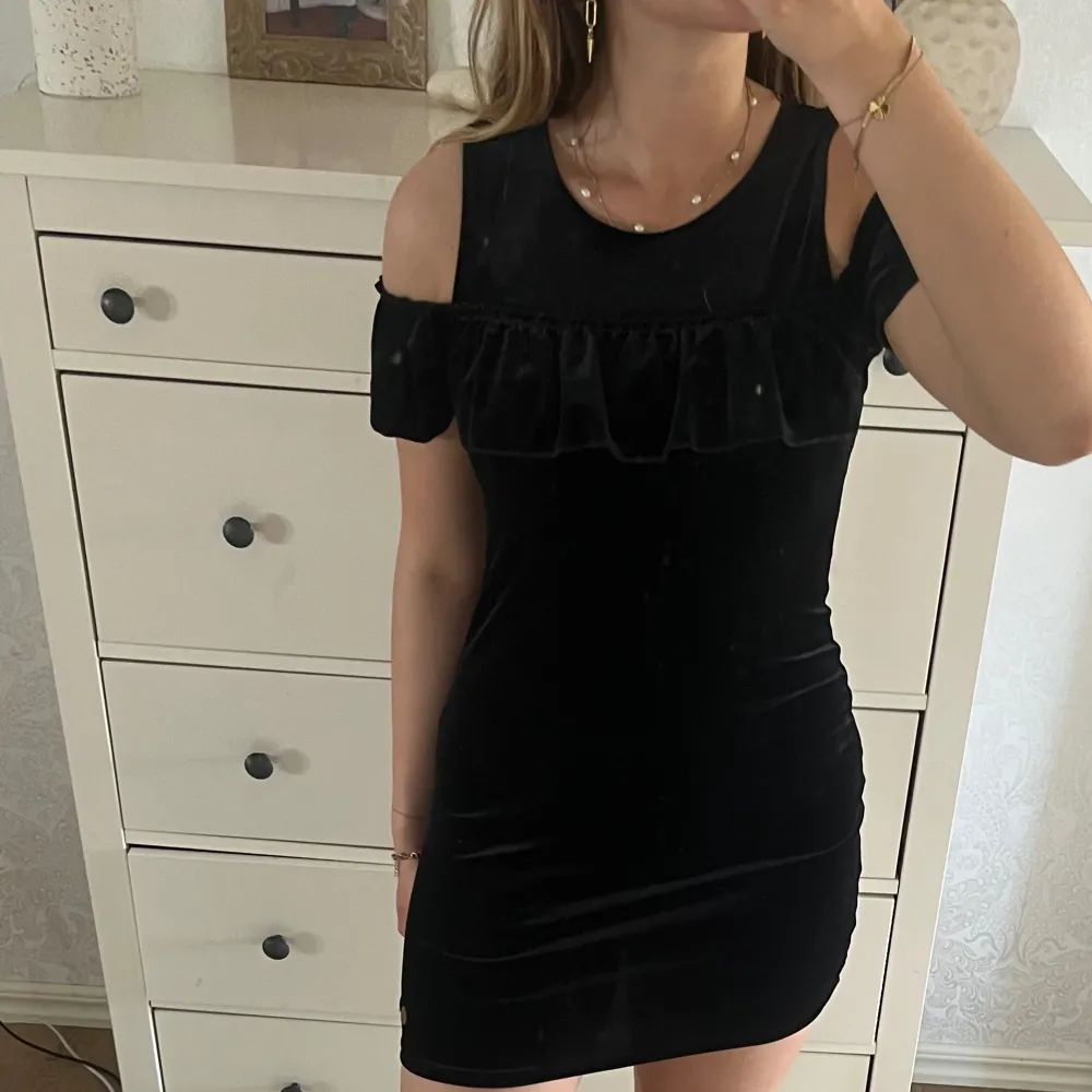 Jag säljer en söt sammets klänning från kappahl med volang upptill. Klänningen är endast använd under några få tillfällen och är i fint skick❣️storleksmässigt skulle jag säga att den är en S/M. Mekot.