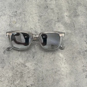 Ray ban solglasögon - Säljer ett par riktigt feta glasögon till sommaren, Skick: 10/10 knappt använda  Ny pris 1,800 Kvitto finns, även box medföljer