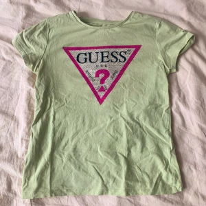 Guess t-shirt  - Super snygg mintgrön guesströja som inte kom till användning. Passar som en babytee, inga rhinestones fattas. 🩷