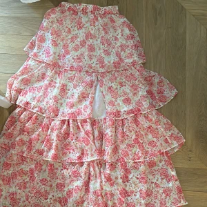 Långkjol med slits - Jättesöt långkjol från Miss Selfridges, knappt använd men sitter lite tight för min smak. 