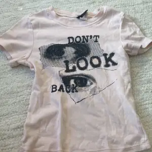 Y2k t-shirt i storlek XS där det står ”Dont look back”💗