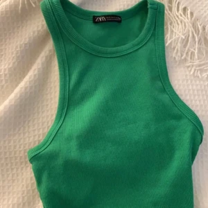 Grönt zara linne - Jag säljer en söt grön topp från zara. Toppen är oanvänd och i ett bra sick. Säljer för att den inte kommer till någon användning🥰toppen är i storlek L men fungerar lika bra för någon som bär en M/S eftersom att den är ganska liten i storleken❤️