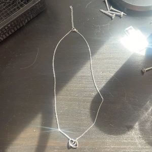 Halsband  - Hej! Säljer ett halsband med hjärtan på, silver. TROR de ska vara rostfritt! Men inte säkert!