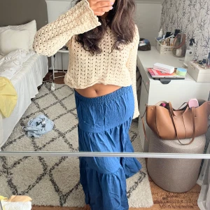 Lång blå kjol - Kjol i så fin blå färg! Lappen är avklippt men passar XS-M pga stretch i midjan🌟