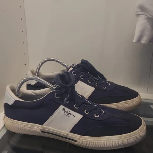 Pepe jeans skor - Säljer mina pepe jeans skor som jag inte använder så mycket längre. Skick 8/10. Köpt för 800 säljer för 450💯💯. 