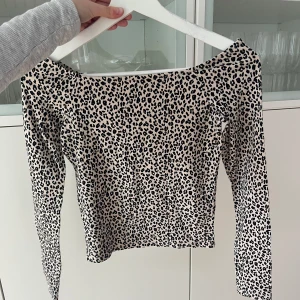 Off-shouldertopp - Nästan helt oanvänd topp. Hör av er vid fler frågor.