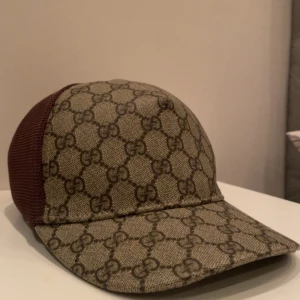 Gucci keps - Säljer en fin o fräsch gucci keps Storlek Large  Pris 1500 då inget kvitto eller box finns med men självklart äkta vara Tar emot bud 