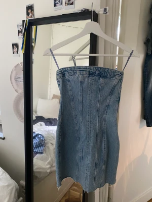 Jeansklänning Zara - Knappt använd jeansklänning från Zara🌺 Vid frågoe är det bara att DMa!