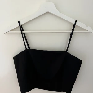 Svart glansig topp från zara  - Jättefin svart glansig topp, inte alls mycket använd! 