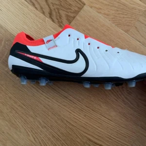 Nike tiempo fotbollskor - Säljer nu mina fotbollsskor då de är för små! Skorna är i perfekt skick och använda ett fåtal gånger. Skriv för mer bilder/info. Skorna är i modellen AG pro. Skorna passar även dig som har storlek 44.box och skosnören medföljer. Priset kan diskuteras
