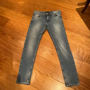 Säljer mina j Lindeberg jeans då de inte passar längre. Riktigt skön blå färg utan deffekter.