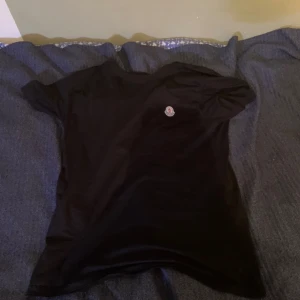 Moncler t shirt - Inte äkta fint skick osv Storlek m Hör av er vid frågor osv