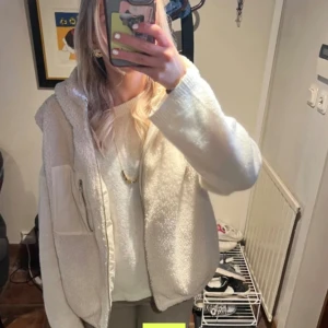 Väst - Säljer denna jätte fina väst då den inte kommer till användning den har en jätte gosig luva också ❤️