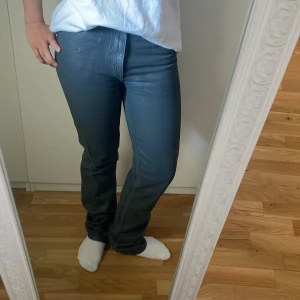 glittriga raka eytys jeans - jätte coola glittriga/metalliska mörkblågråa jeans från eytys, som tyvärr  blivit för små. Jeansen är i modellen cypress och är 28 inches i midjan och 32 i längden, dock är de hyfsat små i storleken. De köptes nya för 1900🥰