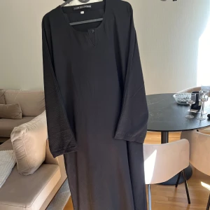 Abaya luudecollection - Helt ny. Den har knapp som kan stängas vid armen 