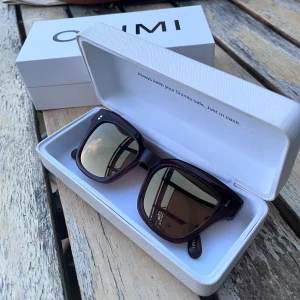 Chimi  - Säljer mina jättefina chimis 07 COCO pga att jag inte använder de💗 De är i nästan helt ny skcik bara används fåtal gånger. De har en färgad lins, modellen finns inte att köpa längre.