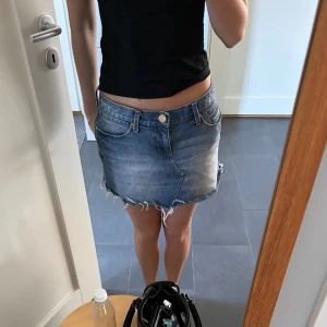 Lågmidjad jeans kjol - Lågmidjad Jens kjol från riverisland, i storlek 10 men passar mig som har S.