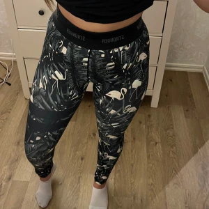 Tränings tights  - Hej, jag säljer ett par träningstights från stronger med mönster. Tightsen är i bra skick och använda några gånger. 